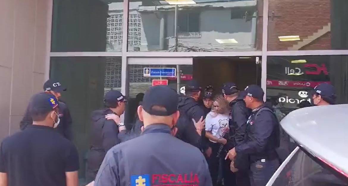 Defensa alega que Nicolás Petro y su esposa fueron grabados sin ropa por la Fiscalía Tras la captura del hijo del presidente Gustavo Petro, Nicolás Petro, y de su exesposa, se han conocido varios detalles del procedimiento que llevó a cabo el CTI de la Fiscalía la mañana de este sábado en Barranquilla.