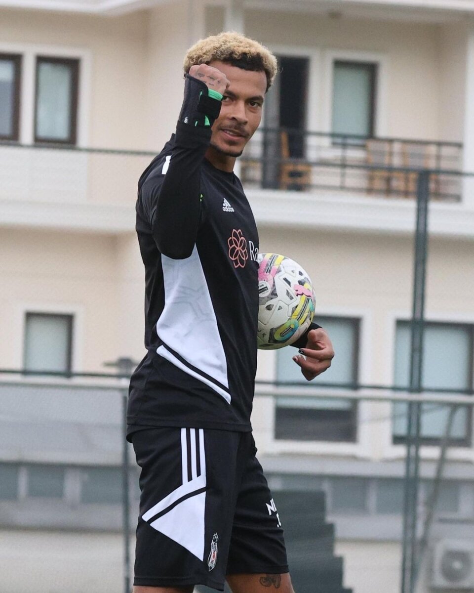 Dele Alli: el futbolista que pintaba para crack confesó su adicción a las pastillas para dormir 2 Dele Alli: el futbolista que pintaba para crack confesó su adicción a las pastillas para dormir En una entrevista con el exfutbolista Gary Neville, el jugador inglés Dele Alli contó detalles de lo que ha sido su vida, luego del parón que tuvo que hacer en su carrera por cuenta de los problemas mentales y su adicción a los somníferos.