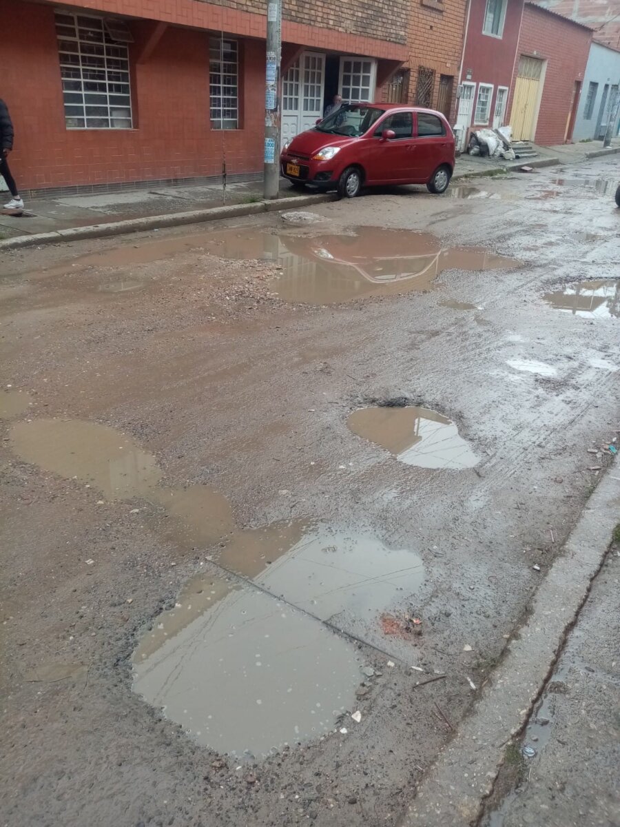 Los tremendos huecos que invaden las calles de Rafael Uribe 1 Los tremendos huecos que invaden las calles de Rafael Uribe Los enormes huecos se han apoderado de una de las vías de acceso del barrio Marco Fidel Suárez, en la localidad de Rafael Uribe.