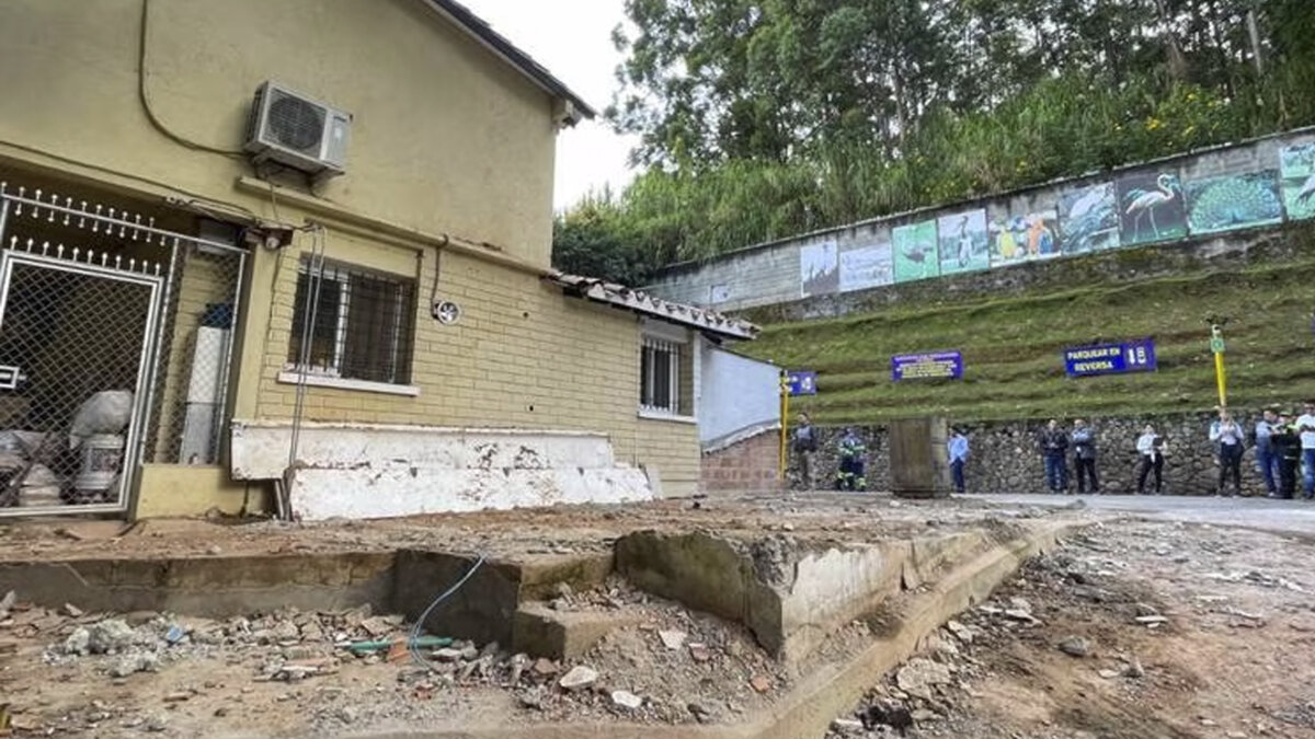 Derribaron la casa museo Pablo Escobar 4 Derribaron la casa museo Pablo Escobar Este lunes se conoció que la casa museo Pablo Escobar en Medellín fue demolida. La edificación, ubicada en el sector de la loma del Indio, en Las Palmas, fue famosa por su cuestionada labor de recordar la figura del extinto capo y jefe del Cartel de Medellín.