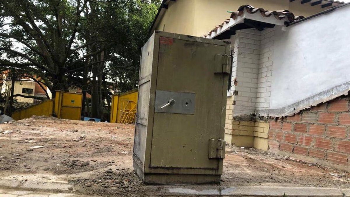 Derribaron la casa museo Pablo Escobar Este lunes se conoció que la casa museo Pablo Escobar en Medellín fue demolida. La edificación, ubicada en el sector de la loma del Indio, en Las Palmas, fue famosa por su cuestionada labor de recordar la figura del extinto capo y jefe del Cartel de Medellín.