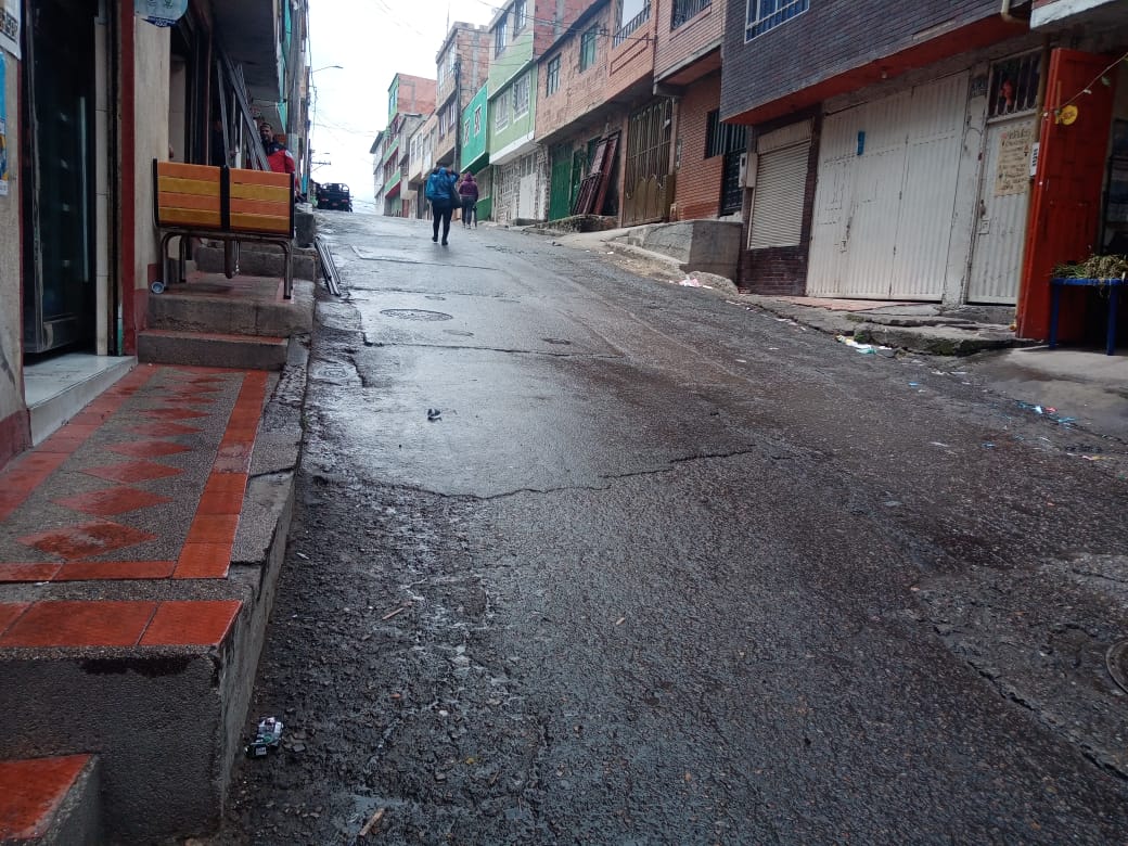 Desalmados robaron y mataron a Jhon Jairo en Ciudad Bolívar Jhon Jairo Guzmán fue vilmente asesinado por tres sujetos, entre ellos un menor de edad, en medio de un violento atraco en Ciudad Bolívar. ¡Los bandidos se le llevaron hasta los zapatos!