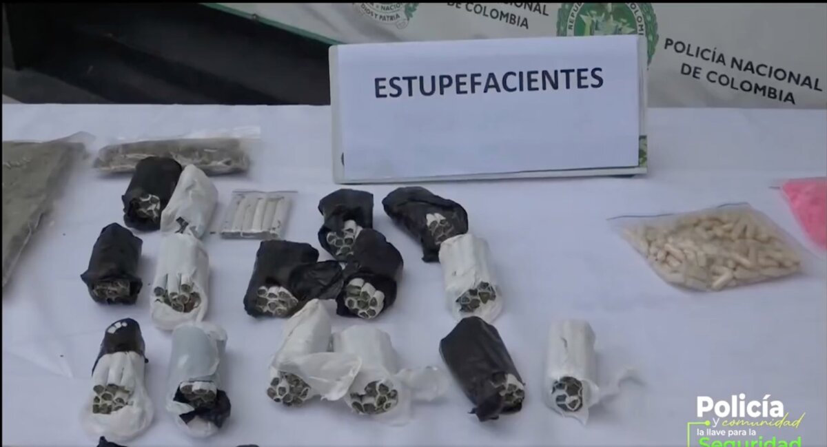 Desarticularon red dedicada al expendio de estupefacientes en varias localidades de Bogotá “Se identificaron varios inmuebles, los cuales venían siendo utilizados para el acopio de material bélico, la dosificación y la comercialización de estupefacientes”, así informó el coronel Javier Gallego, comandante operativo de la Policía Metropolitana de Bogotá, la desarticulación de una peligrosa red que comercializaba estupefacientes en las localidades de Barrios Unidos, San Cristóbal y Ciudad Bolívar.}