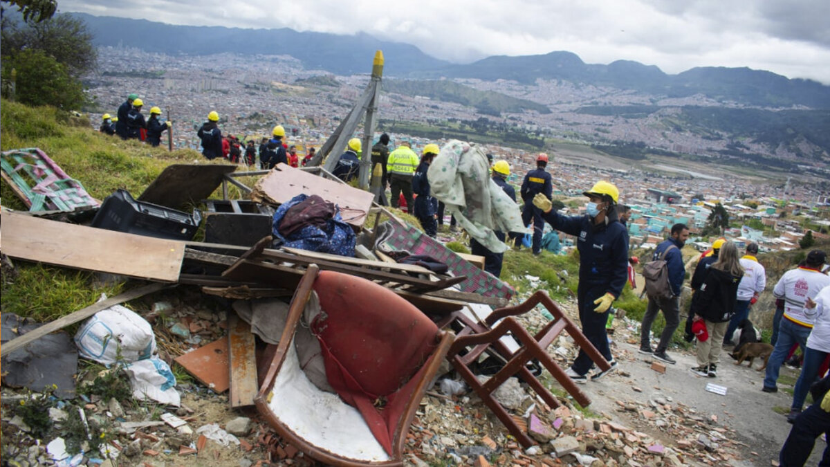 Desmontaron 6 viviendas ilegales en zona de alto riesgo de Ciudad Bolívar 3 Desmontaron 6 viviendas ilegales en zona de alto riesgo de Ciudad Bolívar En la mañana de este jueves se llevó a cabo un operativo del Comando ambiental de la Secretaría de Seguridad de Bogotá en el sector de Paraíso Mirador, en la localidad de Ciudad Bolívar, allí se desmontaron seis viviendas construidas de manera ilegal en una zona de alto riesgo no mitigable.