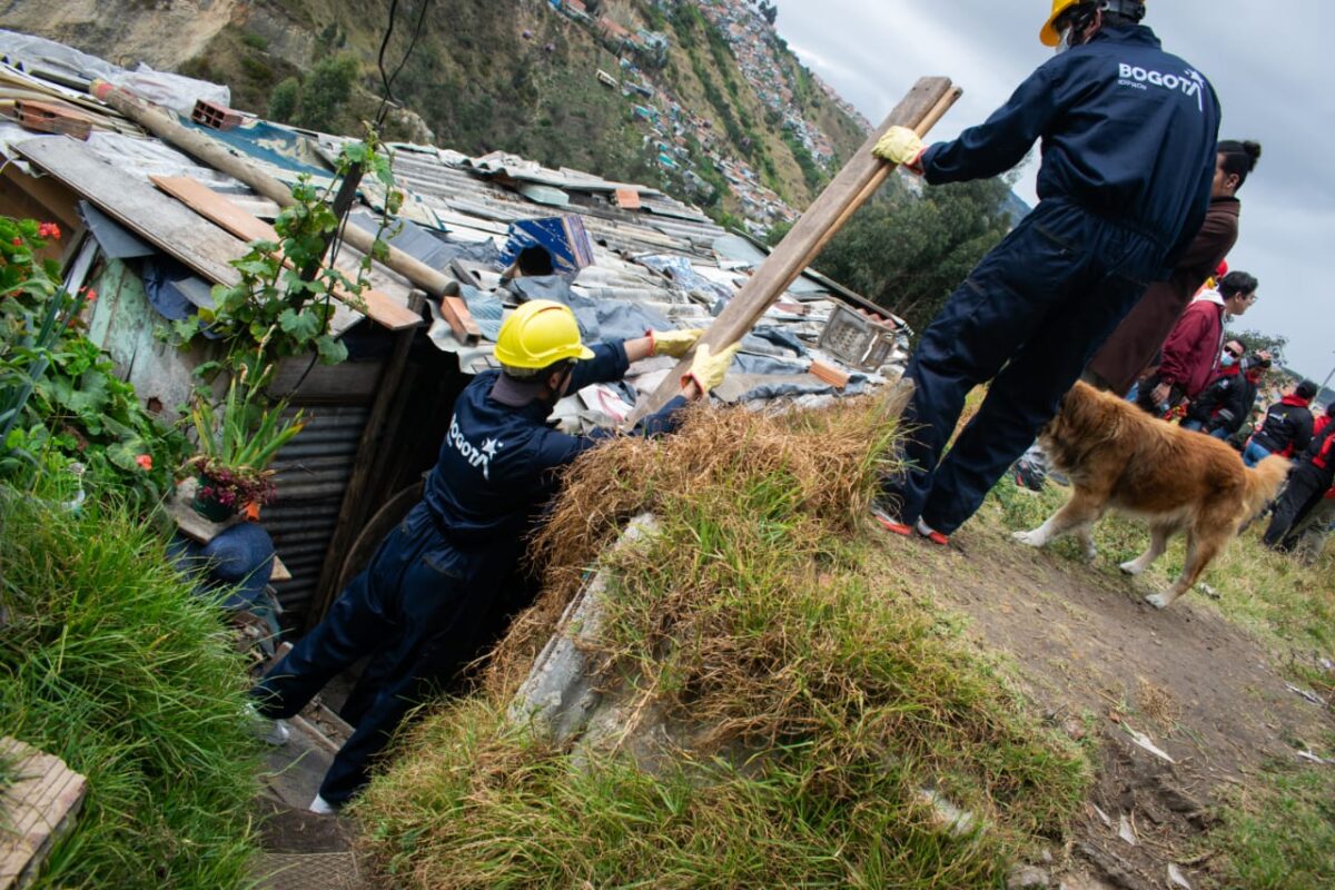 Desmontaron 6 viviendas ilegales en zona de alto riesgo de Ciudad Bolívar En la mañana de este jueves se llevó a cabo un operativo del Comando ambiental de la Secretaría de Seguridad de Bogotá en el sector de Paraíso Mirador, en la localidad de Ciudad Bolívar, allí se desmontaron seis viviendas construidas de manera ilegal en una zona de alto riesgo no mitigable.