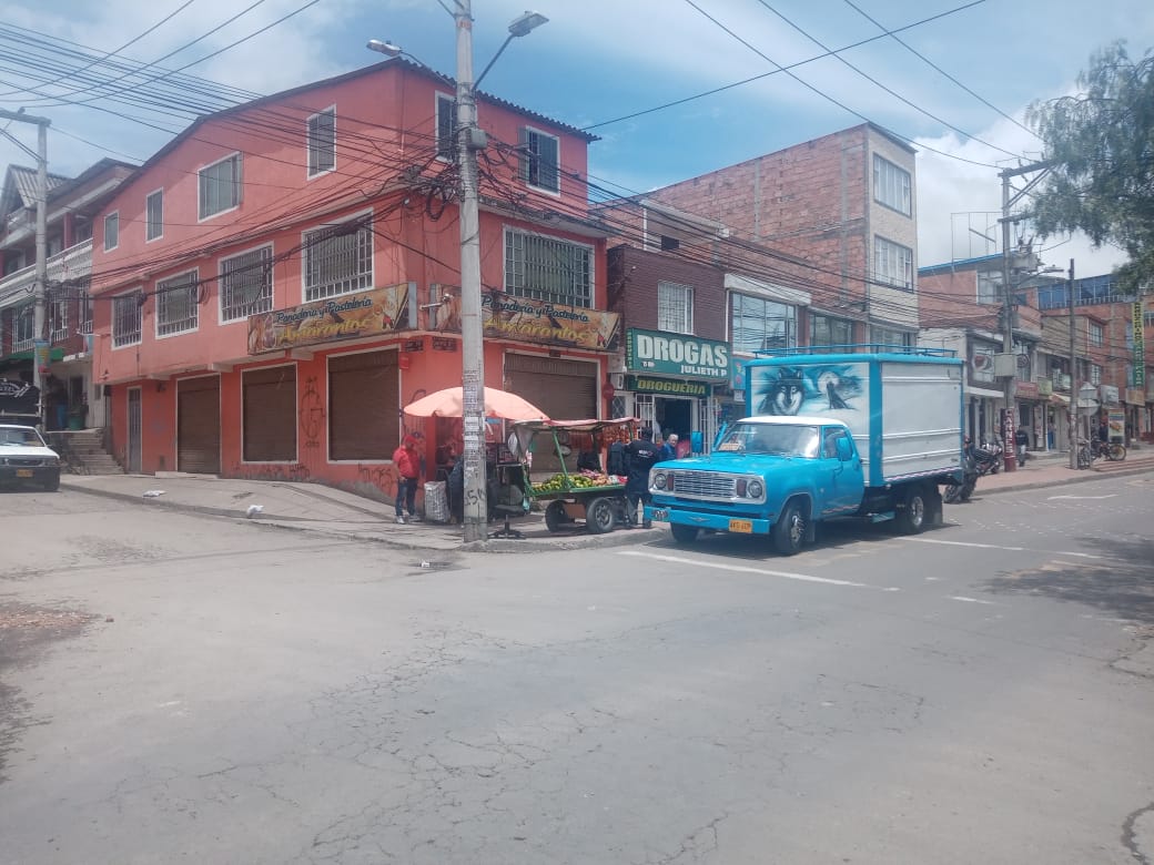Iván Gómez, el joven asesinado dentro de una panadería en Soacha Los vecinos del barrio San Mateo, en el vecino municipio de Soacha, se encuentran conmocionados con el vil asesinato de Iván Gómez, un joven que trabajaba en una panadería del sector.