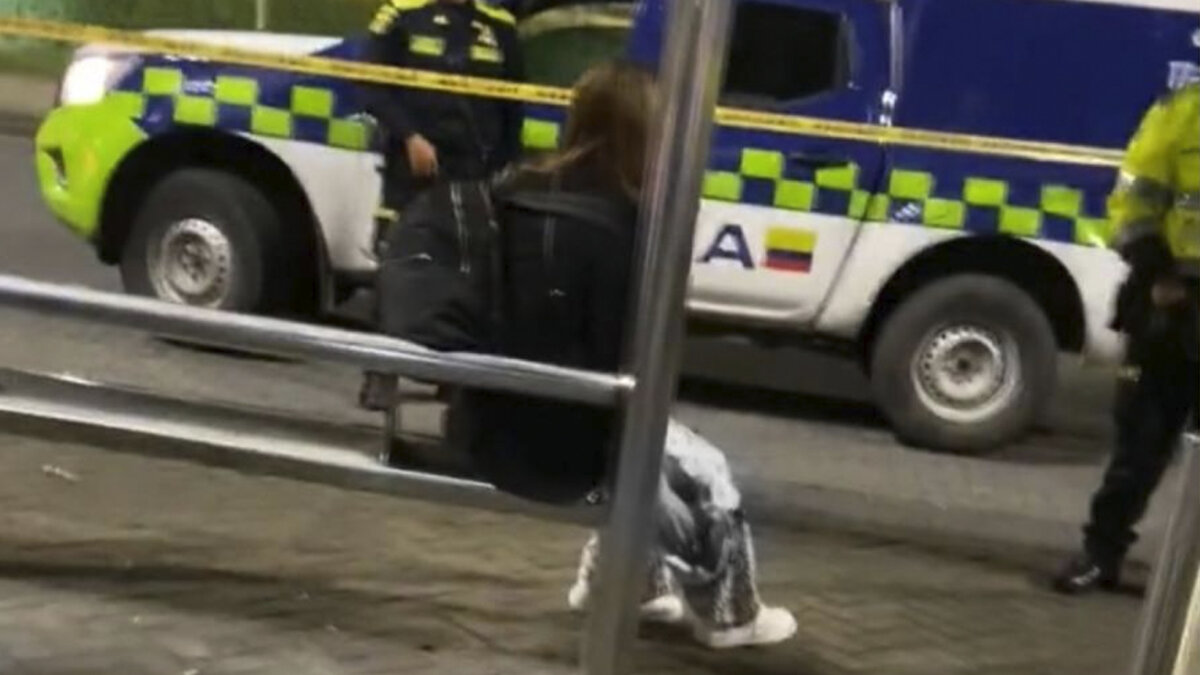 Dos hombres murieron a manos de sicarios a la salida de Corferias Cuando el reloj marcaba las 10:30 p.m. de este miércoles 19 de julio, se presentó un caso de sicariato a la salida de Corferias. En este hecho, dos hombres que se movilizaban en una moto acabaron con la vida de un joven portugués y un ciudadano venezolano que era un expositor en un stand de la feria Agroexpo que se desarrolla en el centro de convenciones.