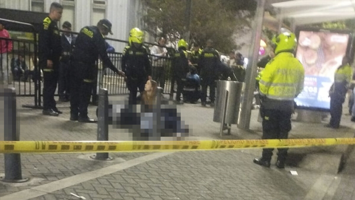 Dos hombres murieron a manos de sicarios a la salida de Corferias Cuando el reloj marcaba las 10:30 p.m. de este miércoles 19 de julio, se presentó un caso de sicariato a la salida de Corferias. En este hecho, dos hombres que se movilizaban en una moto acabaron con la vida de un joven portugués y un ciudadano venezolano que era un expositor en un stand de la feria Agroexpo que se desarrolla en el centro de convenciones.