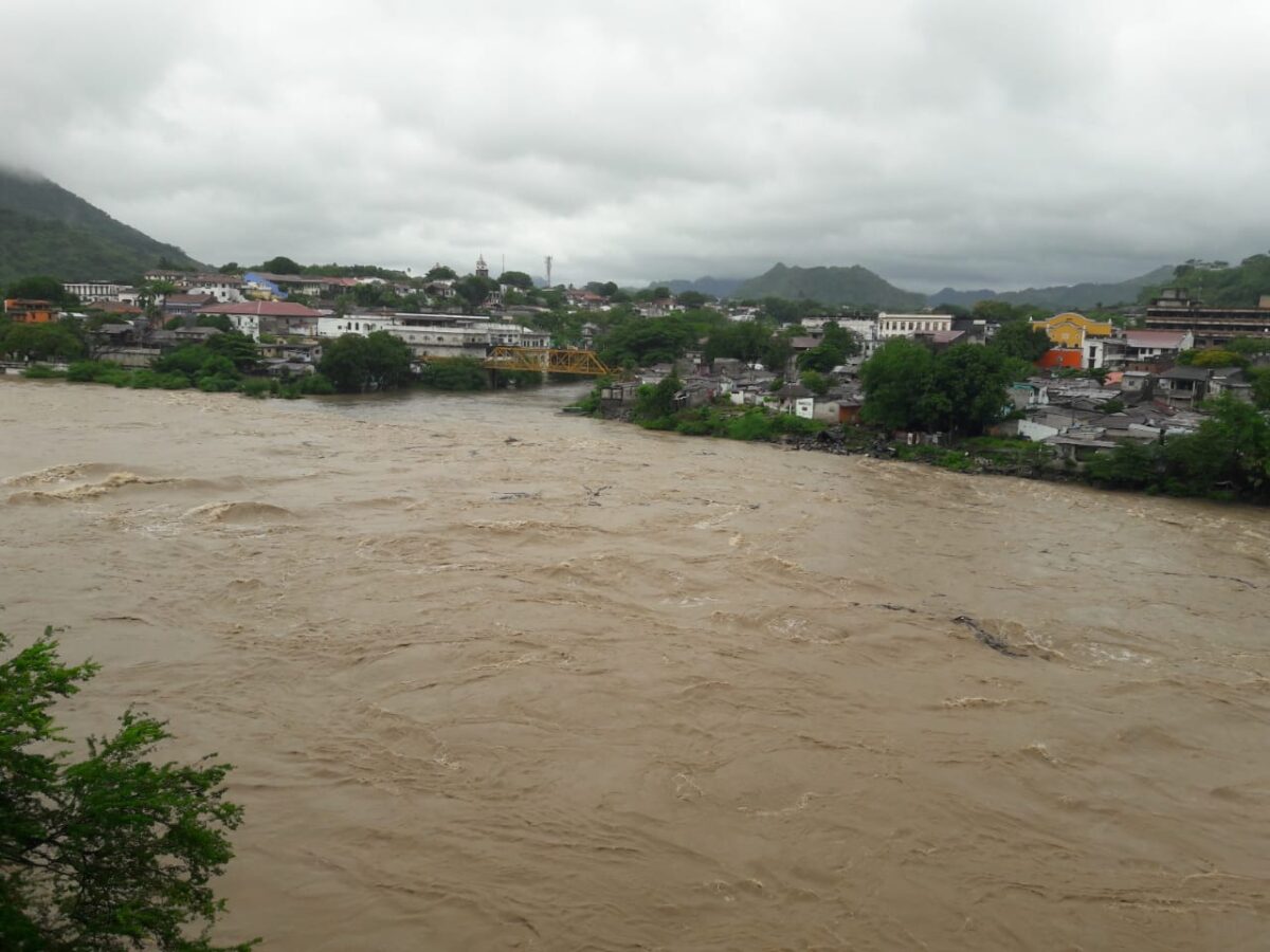 Soacha: el drama de una familia que busca a uno de sus miembros, quien cayó al río Magdalena 1 Soacha: el drama de una familia que busca a uno de sus miembros, quien cayó al río Magdalena La familia de Iván Ramírez, un joven que salió desde Ciudad Verde (Soacha) de paseo hasta el Huila, no se da por vencida en la búsqueda del joven, quien fue arrastrado por el río Magdalena.