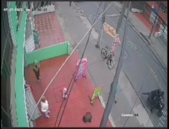 EN VIDEO: Así asesinaron a adulto mayor fleteros en Engativá 1 EN VIDEO: Así asesinaron a adulto mayor fleteros en Engativá En un video quedó registrado el momento exacto en que un adulto mayor y su familia son abordados por dos fleteros quienes terminan disparándole en medio del hurto en el barrio La Florida, en Engativá.