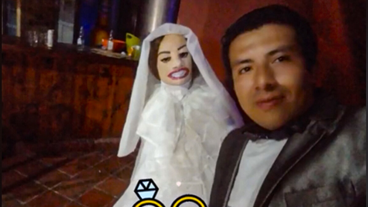 EN VIDEO: Así fue la boda de Cristian Montenegro y su muñeca de trapo 3 EN VIDEO: Así fue la boda de Cristian Montenegro y su muñeca de trapo Cristian Montenegro mostró en un video que se casó con su muñeca de trapo.