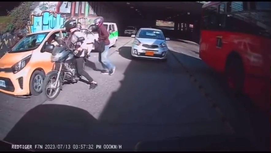 EN VIDEO: Indignante robo a un taxi en la Calle 80 1 EN VIDEO: Indignante robo a un taxi en la Calle 80 En video quedó registrado el momento en el que un taxista y su pasajera son atracados por delincuentes que se movilizan en motocicletas. El robo ocurrió a plena luz del día en la Calle 80.
