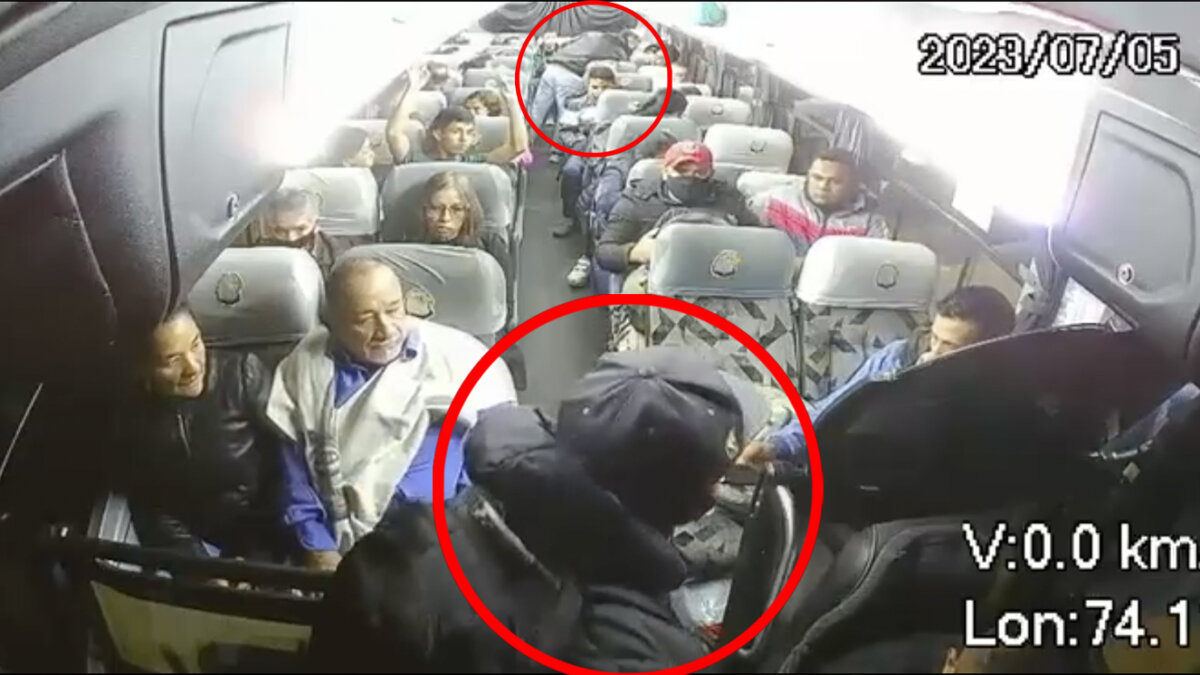 EN VIDEO: Pillos hicieron de las suyas tras robo a flota que salía por la Calle 80 1 EN VIDEO: Pillos hicieron de las suyas tras robo a flota que salía por la Calle 80 Con un cuchillo y una pistola dos pillos robaron a los pasajeros y el conductor de una flota que salía de Bogotá por la Calle 80 en la madrugada de este miércoles.