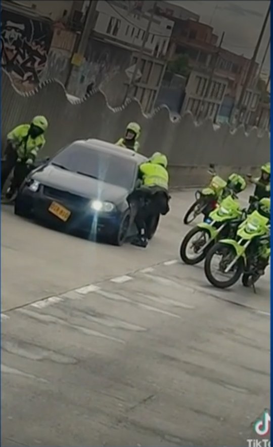 EN VIDEO: Policías rompieron los vidrios de un carro para capturar a sujetos 1 EN VIDEO: Policías rompieron los vidrios de un carro para capturar a sujetos En las últimas horas se hizo viral en redes sociales un video en el que se observa cómo unos policías de Tránsito rompen los vidrios de un carro en plena Autopista Sur, a la altura del municipio de Soacha.