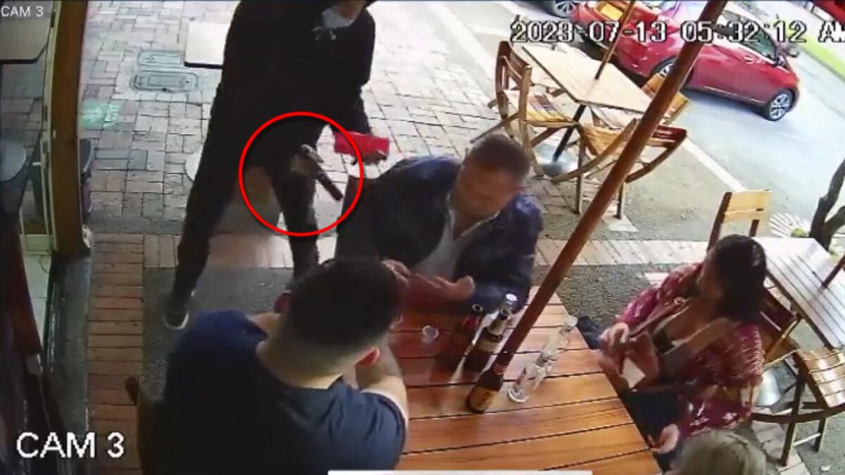 EN VIDEO: Violento robo con arma de fuego en Suba En video quedó registrado el momento en el que un ladrón aborda a cuatro personas que se encuentran departiendo en un establecimiento del centro comercial Pasadena, en Suba.