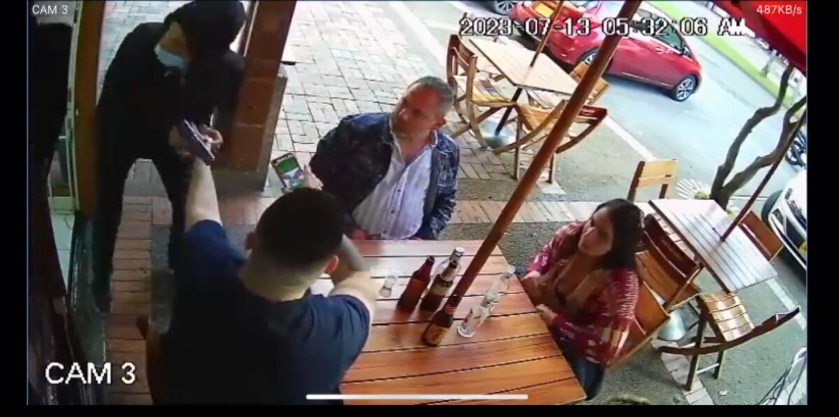 EN VIDEO: Violento robo con arma de fuego en Suba En video quedó registrado el momento en el que un ladrón aborda a cuatro personas que se encuentran departiendo en un establecimiento del centro comercial Pasadena, en Suba.