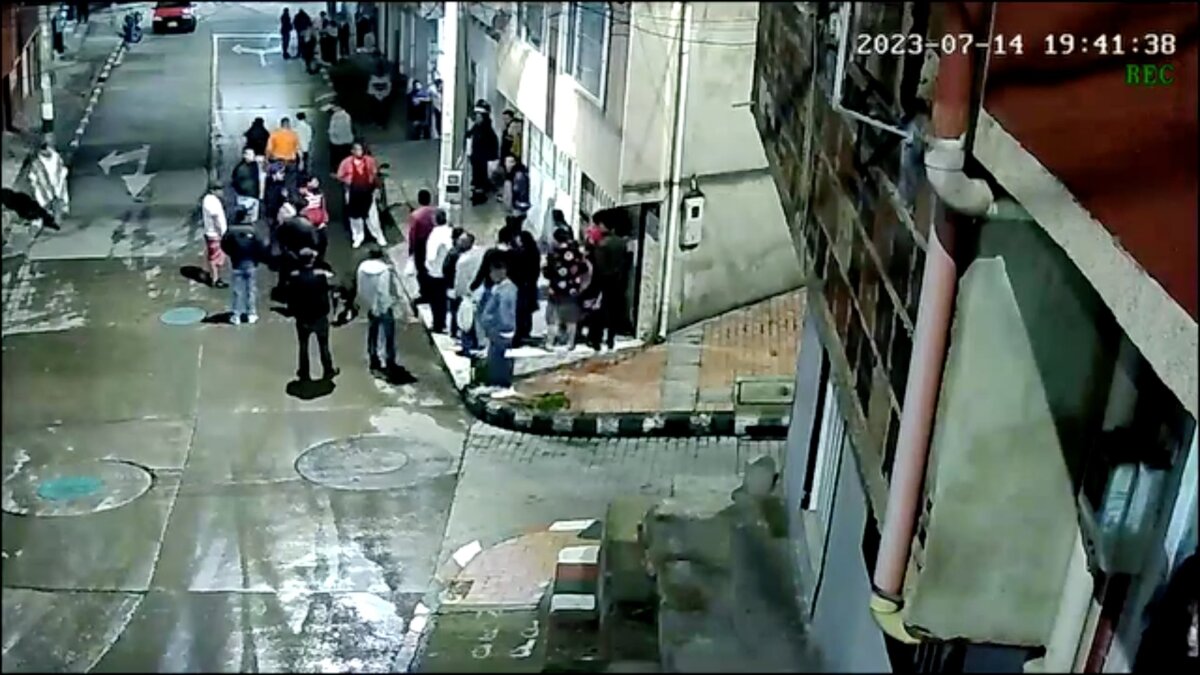 EN VIDEO: policía retirado frustró robo en San Cristóbal En video quedó registrado el momento en el que un expolicía logra frustrar un robo en San Cristóbal. Vea el video aquí.