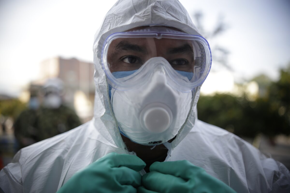 El Covid otra vez agarró vuelo Bogotá y otras ciudades del país están viviendo una preocupante oleada de incrementos de casos de Covid-19. El virus, que todos por confianza creyeron que había quedado en el pasado, no solo sigue vivo, sino que está empezando a cobrar factura sobre quienes más se están relajando.