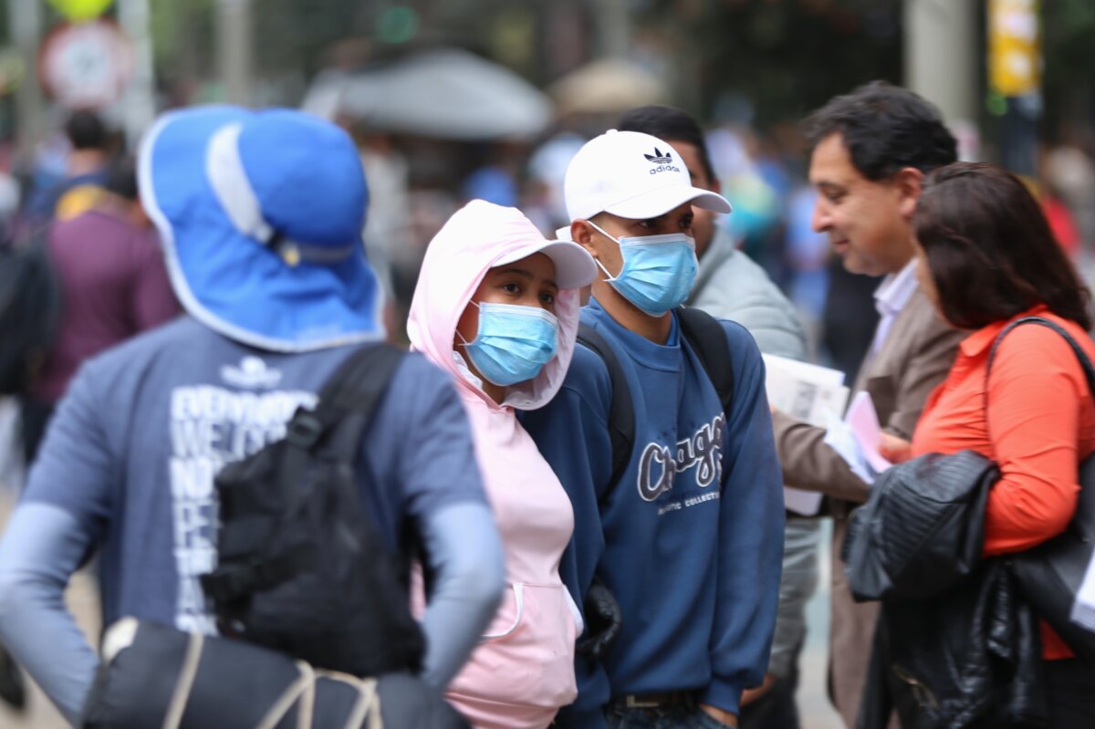 El Covid otra vez agarró vuelo Bogotá y otras ciudades del país están viviendo una preocupante oleada de incrementos de casos de Covid-19. El virus, que todos por confianza creyeron que había quedado en el pasado, no solo sigue vivo, sino que está empezando a cobrar factura sobre quienes más se están relajando.