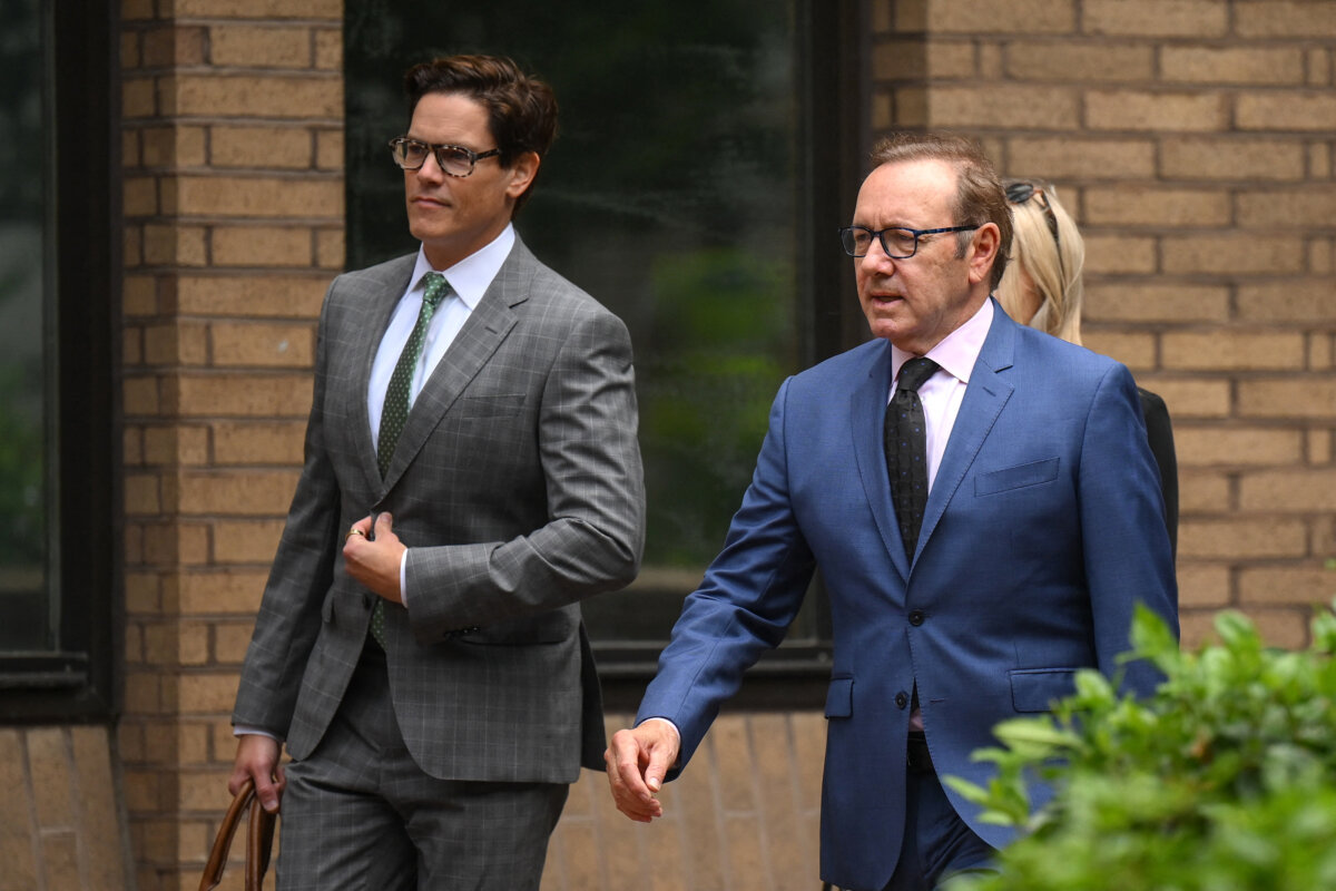 El actor Kevin Spacey fue absuelto de agresiones sexuales por un tribunal en Londres 1 El actor Kevin Spacey fue absuelto de agresiones sexuales por un tribunal en Londres Con lágrimas tras la decisión, el actor estadounidense Kevin Spacey fue declarado inocente por nueve cargos relacionados con casos de acoso sexual.