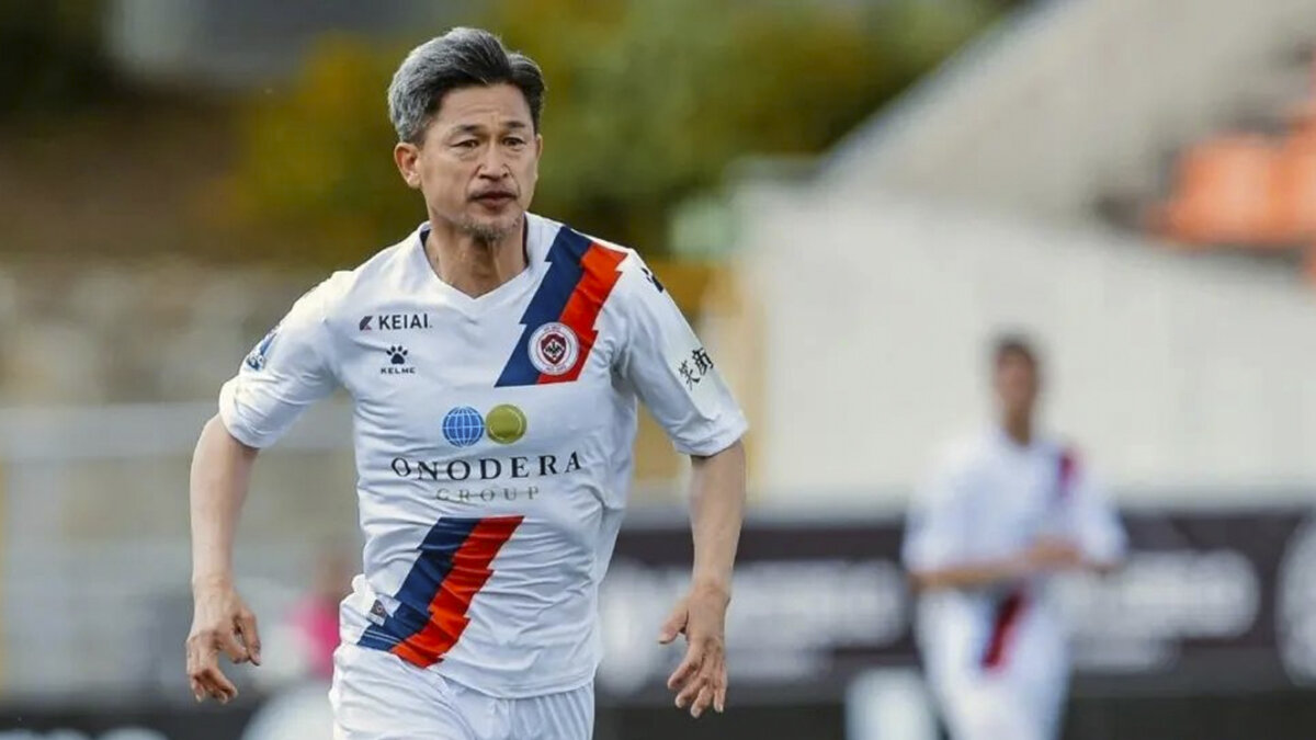 El futbolista más viejo del mundo se niega a retirarse; ha decidido continuar su carrera Kazuyoshi Miura, de 56 años, es un futbolista japonés que juega como delantero y es considerado el más viejo del mundo. A pesar de haber tenido una carrera llena de éxitos, su deseo es seguir pateando el balón y se prepara para una nueva temporada.