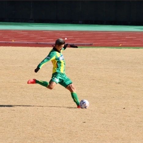 El futbolista más viejo del mundo se niega a retirarse; ha decidido continuar su carrera 1 El futbolista más viejo del mundo se niega a retirarse; ha decidido continuar su carrera Kazuyoshi Miura, de 56 años, es un futbolista japonés que juega como delantero y es considerado el más viejo del mundo. A pesar de haber tenido una carrera llena de éxitos, su deseo es seguir pateando el balón y se prepara para una nueva temporada.
