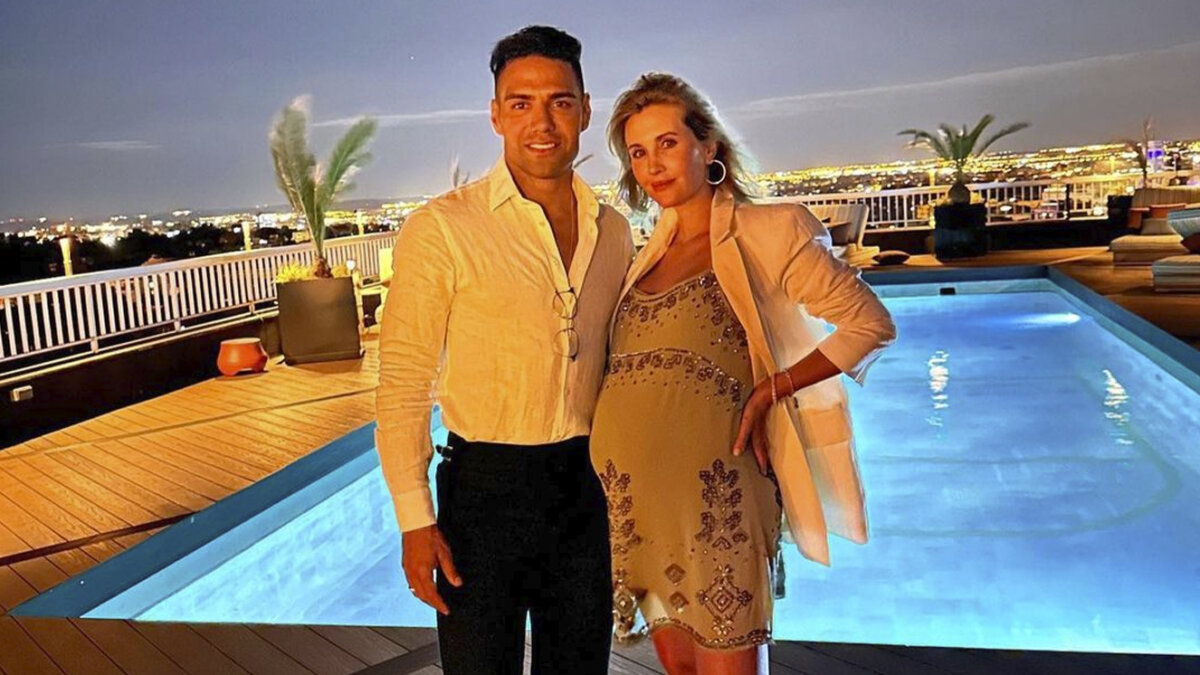 El mensaje de la esposa de Falcao García que ilusiona a los hinchas de Millonarios 10 El mensaje de la esposa de Falcao García que ilusiona a los hinchas de Millonarios Los hinchas de Millonarios sueñan con la llegada de Falcao García al cuadro 'Embajador', luego de que la esposa del futbolista, Lorelei Tarón, dio a entender en un mensaje que las posibilidades de ver al 'Tigre' en la Liga Betplay serían altas.