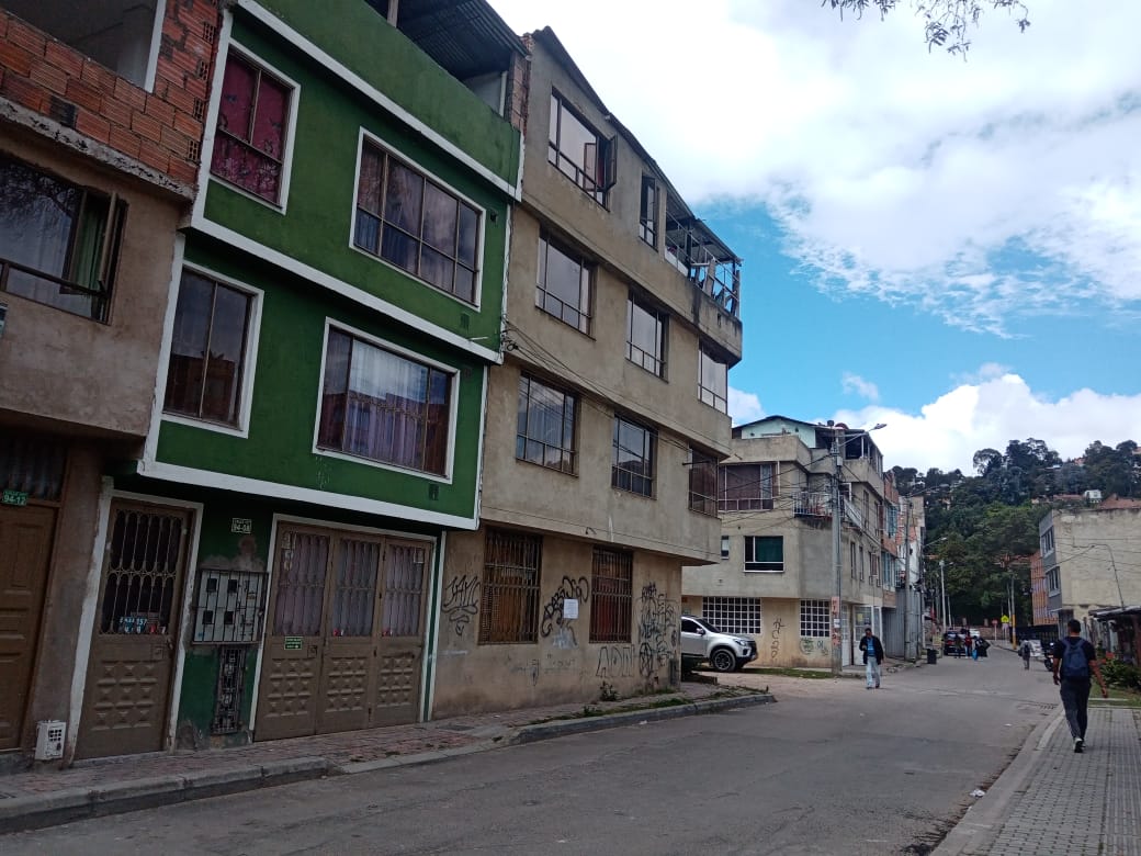 El misterio que rodea la muerte de Luis Alberto: su esposa estaría involucrada Luis Alberto fue hallado sin vida al interior de su vivienda: estaba suspendido de una cuerda y presentaba heridas con arma blanca. Su esposa también tenía lesiones.