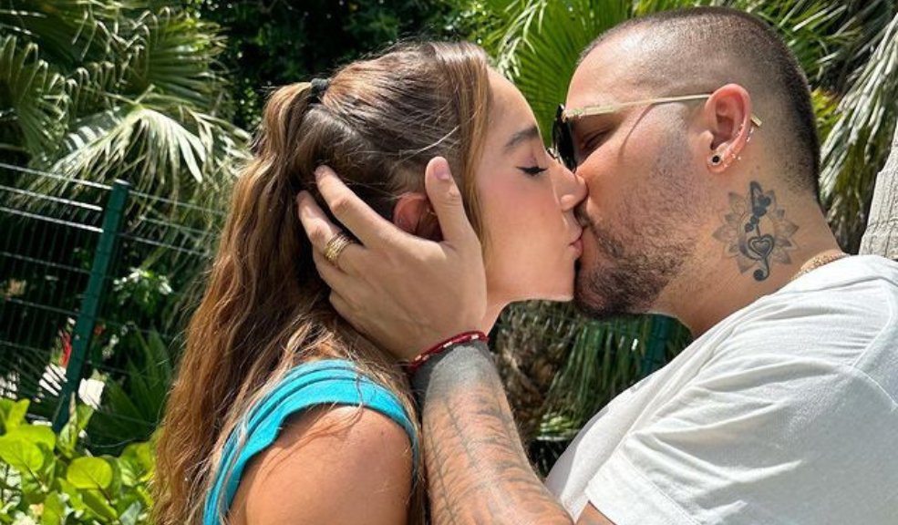 El tatuaje con el que Jessi Uribe y Paola Jara sellaron su amor Paola Jara y Jessi Uribe están viviendo una historia de amor que parece consolidarse cada vez más, desde que decidieron darse el 'si' frente al altar el pasado mes de mayo del 2022, los cantantes de música popular no han dejado de demostrar lo mucho que se aman a través de sus publicaciones en las redes sociales.