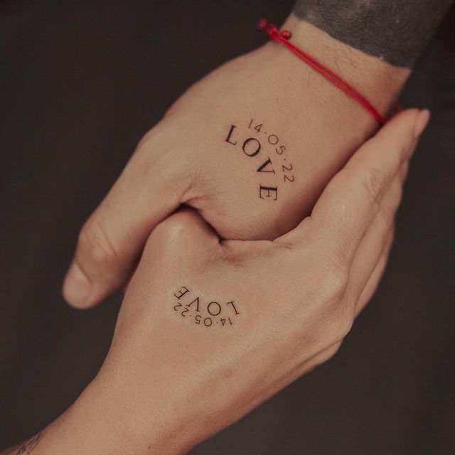 El tatuaje con el que Jessi Uribe y Paola Jara sellaron su amor Paola Jara y Jessi Uribe están viviendo una historia de amor que parece consolidarse cada vez más, desde que decidieron darse el 'si' frente al altar el pasado mes de mayo del 2022, los cantantes de música popular no han dejado de demostrar lo mucho que se aman a través de sus publicaciones en las redes sociales.