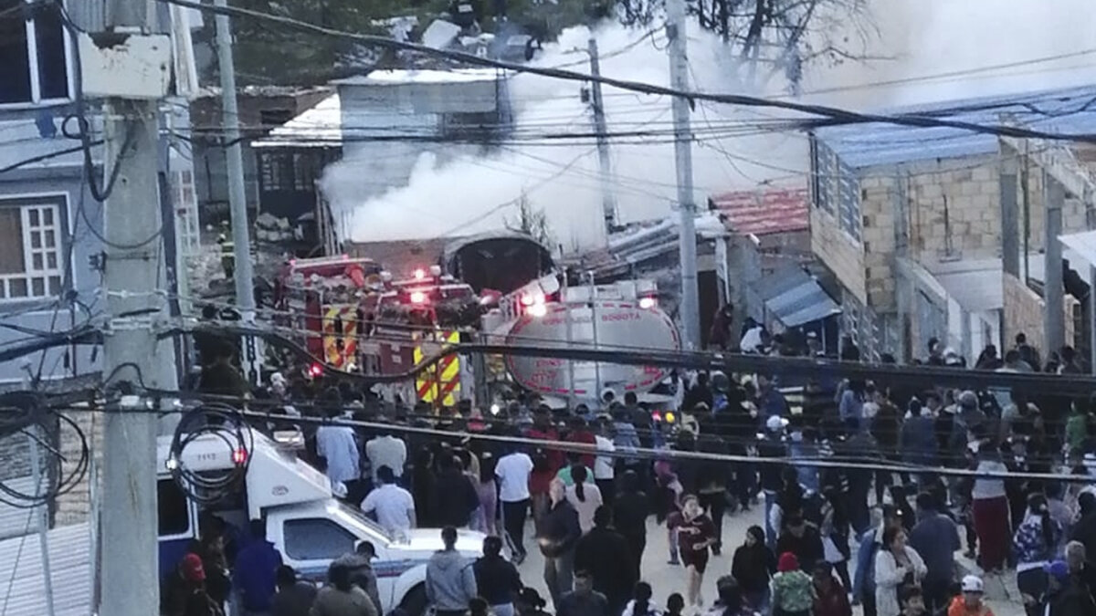 Emergencia en Ciudad Bolívar: voraz incendio en El Paraíso Varias casas resultaron afectadas por un incendio en el sector de El Paraíso, en Ciudad Bolívar, y en este momento las autoridades luchan por controlar las llamas que han dejado a varias familias afectadas.