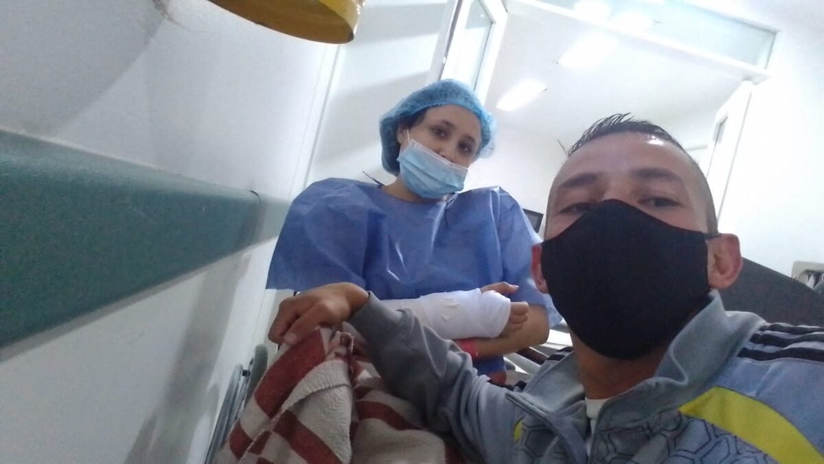 En busca de conductor que atropelló a una joven en San Cristóbal 2 En busca de conductor que atropelló a una joven en San Cristóbal Recientemente, se conoció el caso de una joven de 22 años que fue atropellada por un vehículo en el barrio La Victoria de la localidad de San Cristóbal. El conductor, en vez de detenerse a auxiliar a la mujer, se dio a la fuga.
