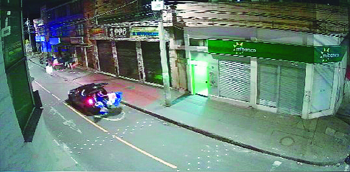 En busca de conductor que atropelló a una joven en San Cristóbal 1 En busca de conductor que atropelló a una joven en San Cristóbal Recientemente, se conoció el caso de una joven de 22 años que fue atropellada por un vehículo en el barrio La Victoria de la localidad de San Cristóbal. El conductor, en vez de detenerse a auxiliar a la mujer, se dio a la fuga.