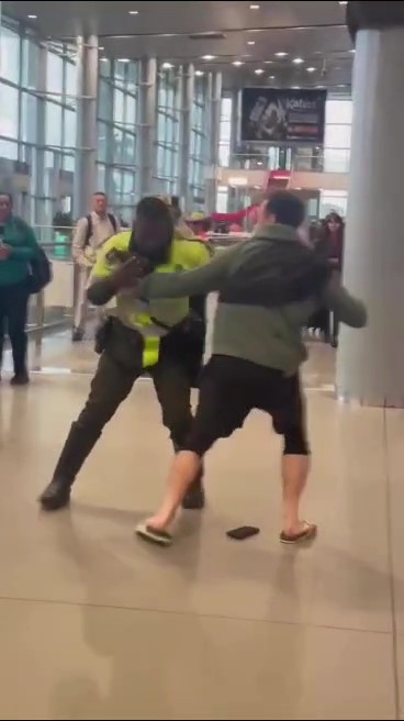 En video quedó registrada la brutal golpiza a un policía en El Dorado 2 En video quedó registrada la brutal golpiza a un policía en El Dorado En video quedó registrado el momento en el que un sujeto agredió brutalmente a un uniformado de la Policía al interior del aeropuerto El Dorado durante la mañana de este martes, en las imágenes se puede ver cómo el policía intenta defenderse de los ataques, pero el hombre enfurecido lo agrede en repetidas ocasiones.