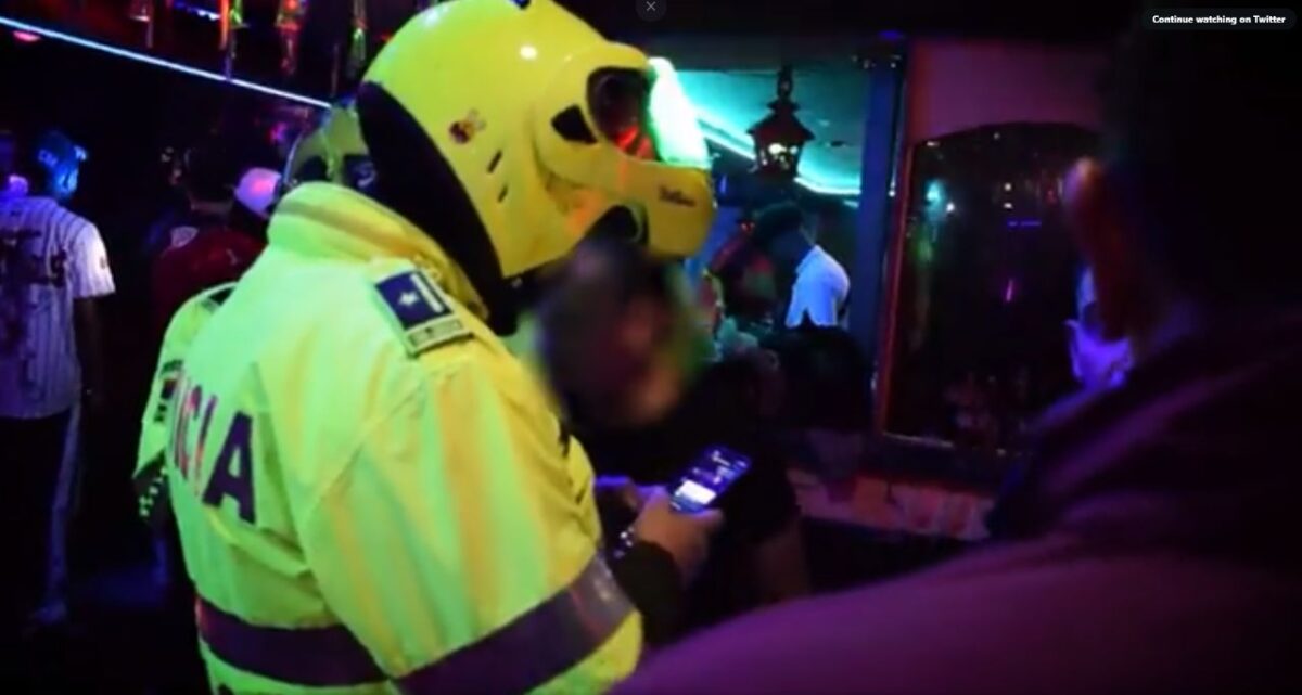 Encontraron a 50 menores de edad rumbeando en bares de Kennedy Durante la madrugada de este domingo, el Comando Nocturno de la Secretaría de Seguridad de Bogotá, se tomó la localidad de Kennedy, específicamente en los barrios Patio Bonito y la zona de rumba de la avenida Primero de Mayo, donde se encontraron a 50 menores de edad que se encontraban dentro de los bares de las zonas mencionadas.