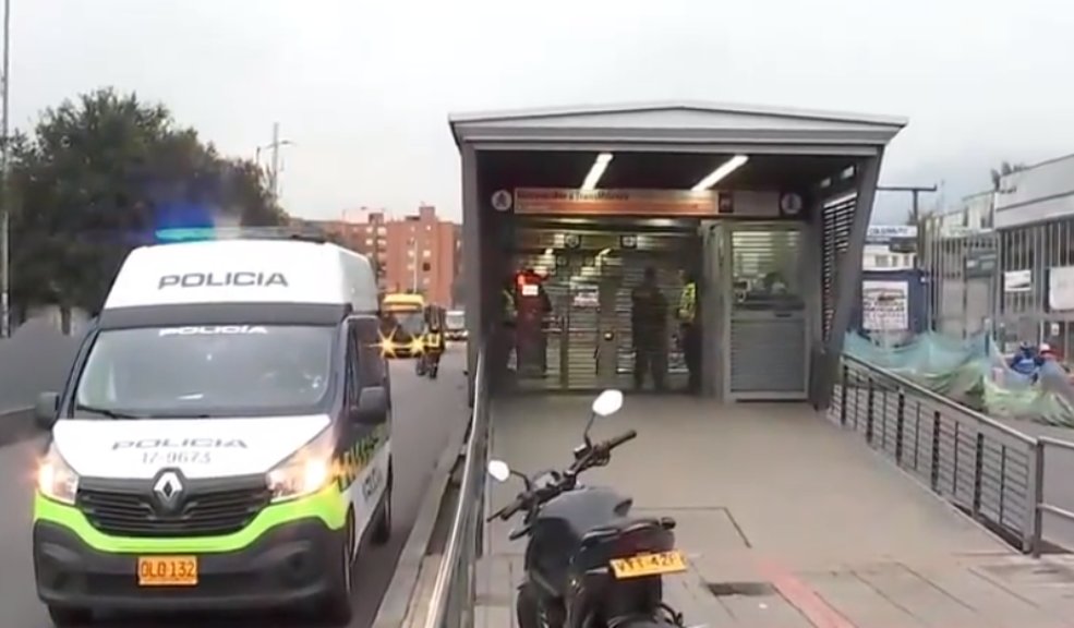 Encontraron un cuerpo dentro de la estación de TransMilenio Hortúa Durante la madrugada de este martes 4 de julio fue encontrado sin vida el cuerpo de una persona al interior de la estación de TransMilenio de la Hortúa. Se trata del cuerpo de un hombre que, según las primeras informaciones, no presenta signos de violencia y por el momento no se sabe cómo es que apareció en el lugar.
