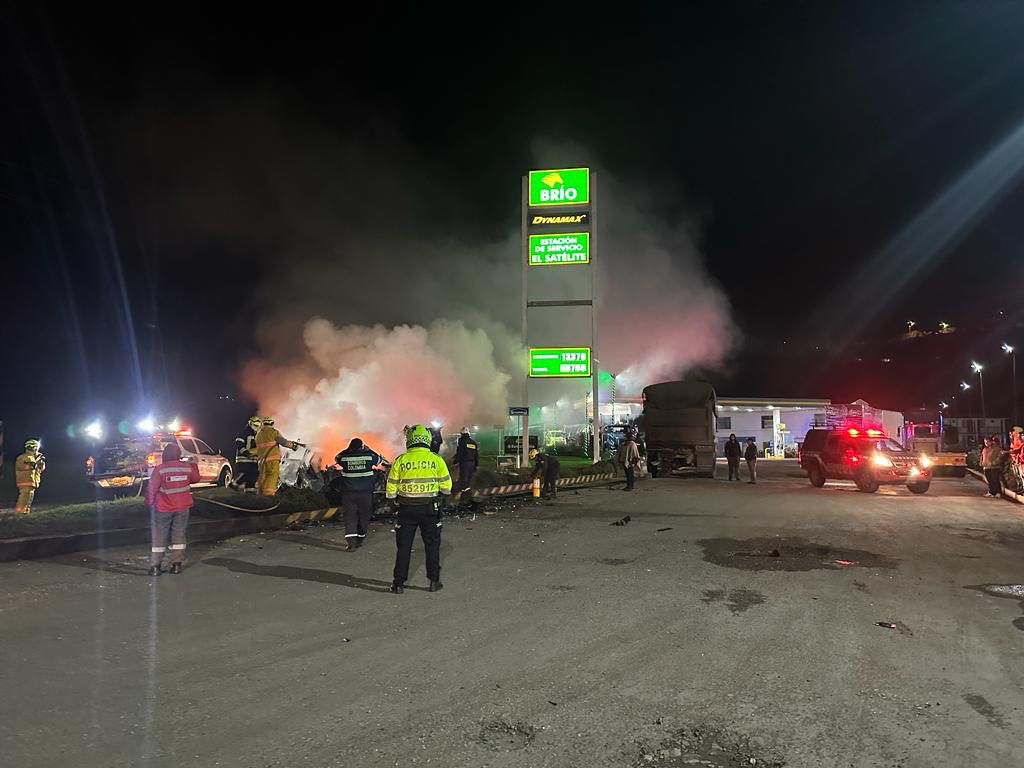 Esta es la pareja de bogotanos que perdió la vida en accidente vehicular en la vía Bogotá-Tunja El auto en el que viajaba la pareja de jóvenes bogotano chocó contra un tractocamión a la altura del municipio de Chocontá en la vía Bogotá-Tunja y fue consumido por las llamas.