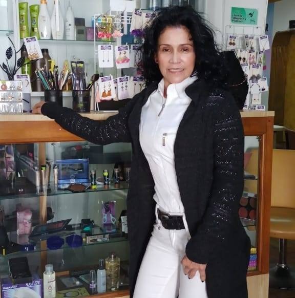 Esta fue la mujer que falleció al interior de un bus de TransMilenio 1 Esta fue la mujer que falleció al interior de un bus de TransMilenio Unidades del CTI de la Fiscalía adelantaron el levantamiento del cuerpo de la mujer en un bus de TransMilenio, el cual generó retrasos en la movilidad por el centro de la capital.