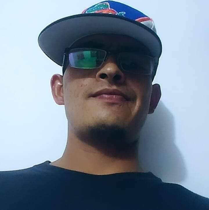 Este es el joven que fue vilmente asesinado a machete en Suba El aberrante hecho violento registrado este fin de semana en la localidad de Suba ha consternado a la capital, pues un joven fue vilmente asesinado a machete por sus propios familiares en el barrio San Carlos.