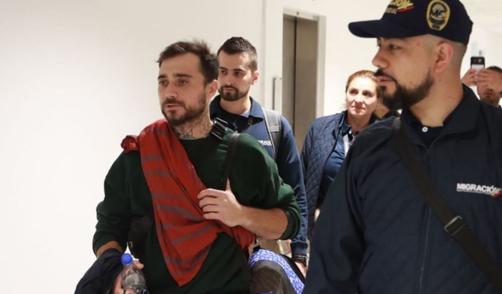 Expulsan a ciudadano canadiense que agredió a patrullero en aeropuerto El Dorado La decisión se tomó luego del hecho que se presentó el 11 de julio en el aeropuerto El Dorado, en Bogotá, donde un ciudadano canadiense agredió a puños a un patrullero por intentar quitarle su arma de dotación.
