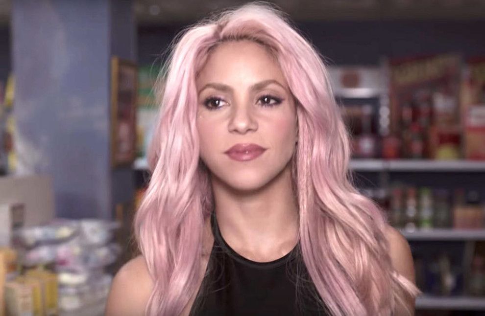 Famosas que le han dicho sí al pelo rosa Parece chiste, pero el poder de influencia que tiene una artista sobre su público no se puede subestimar. Cuando Karol G cambió el color azul de su cabello, por el pelo rojo, muchas mujeres empezaron a sumarse a la tendencia de cabellos rojizos en las peluquerías, pero la moda no duró tanto porque ella solo tuvo ese color por ocho meses y ya está en una nueva etapa. 