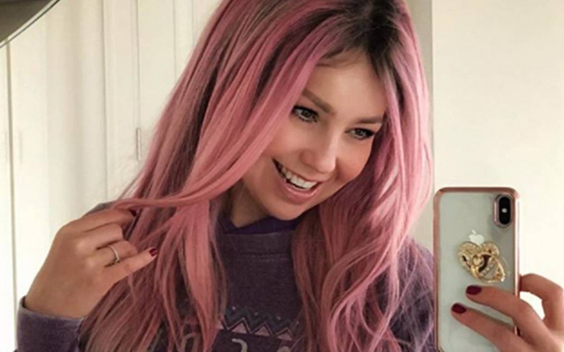Famosas que le han dicho sí al pelo rosa Parece chiste, pero el poder de influencia que tiene una artista sobre su público no se puede subestimar. Cuando Karol G cambió el color azul de su cabello, por el pelo rojo, muchas mujeres empezaron a sumarse a la tendencia de cabellos rojizos en las peluquerías, pero la moda no duró tanto porque ella solo tuvo ese color por ocho meses y ya está en una nueva etapa. 