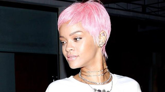 Famosas que le han dicho sí al pelo rosa Parece chiste, pero el poder de influencia que tiene una artista sobre su público no se puede subestimar. Cuando Karol G cambió el color azul de su cabello, por el pelo rojo, muchas mujeres empezaron a sumarse a la tendencia de cabellos rojizos en las peluquerías, pero la moda no duró tanto porque ella solo tuvo ese color por ocho meses y ya está en una nueva etapa. 