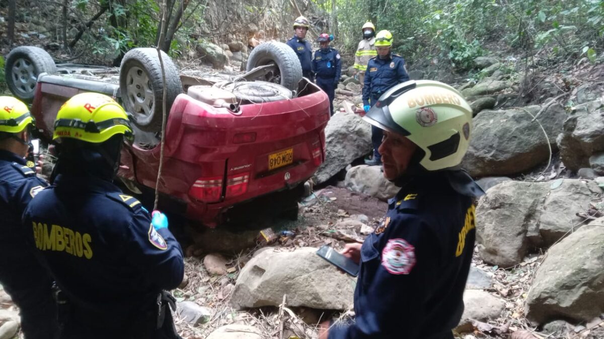 Fatal accidente de tránsito en la vía Apulo-Tocaima En las últimas horas, el personal del Cuerpo de Bomberos de Cundinamarca informó sobre un fatal accidente de tránsito ocurrido en la vía Apulo-Tocaima, a la altura de la vereda Naveta. Al parecer, conductor de un vehículo particular perdió el control de carro haciendo que se saliera del camino y cayó de una altura de 10 metros.