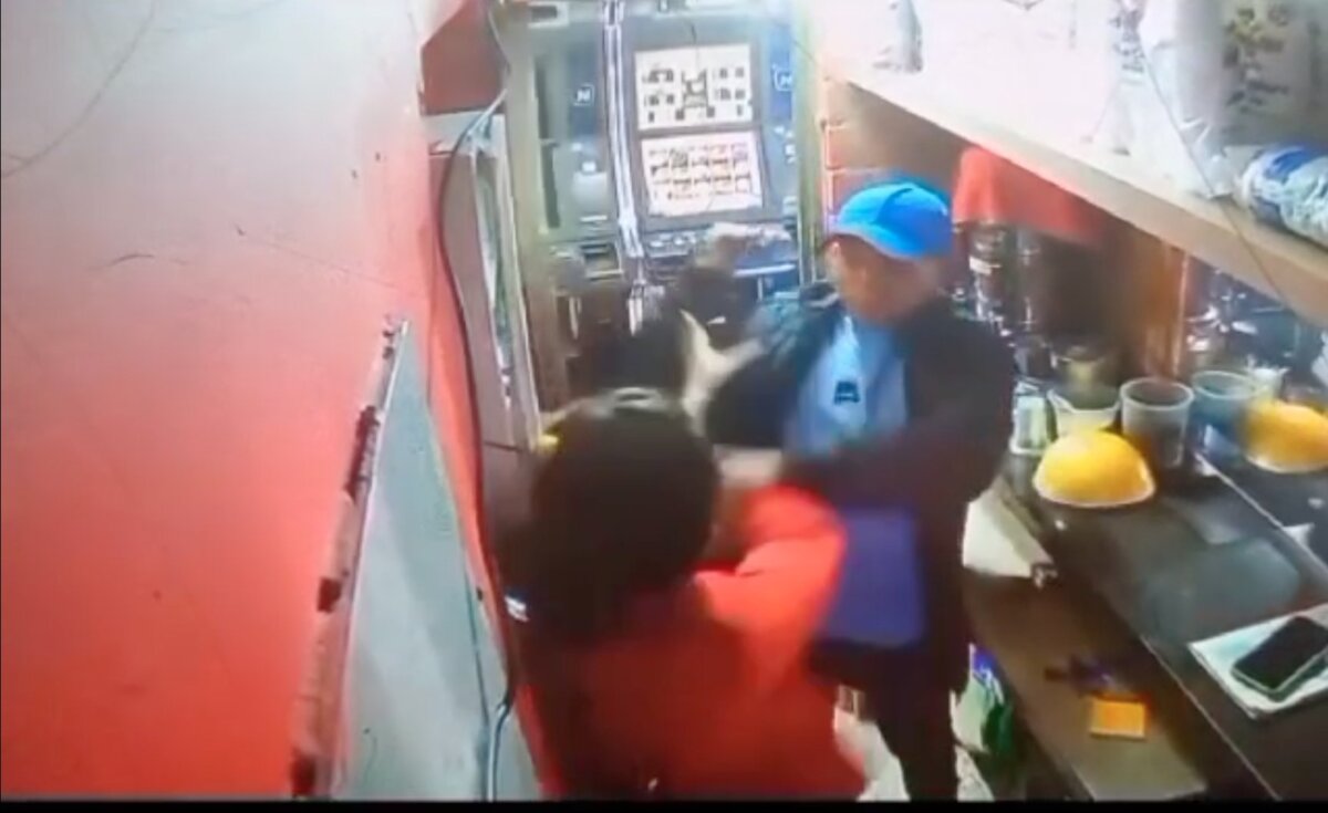 Fue a robar un casino y terminó linchado en Kennedy En un cámara de seguridad quedó el momento en el que un hombre ingresó con cuchillo en mano a un casino en Kennedy e increpó a la empleada del lugar.