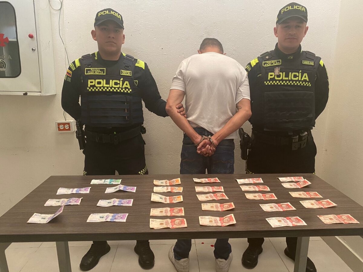 Fue a robar un casino y terminó linchado en Kennedy En un cámara de seguridad quedó el momento en el que un hombre ingresó con cuchillo en mano a un casino en Kennedy e increpó a la empleada del lugar.