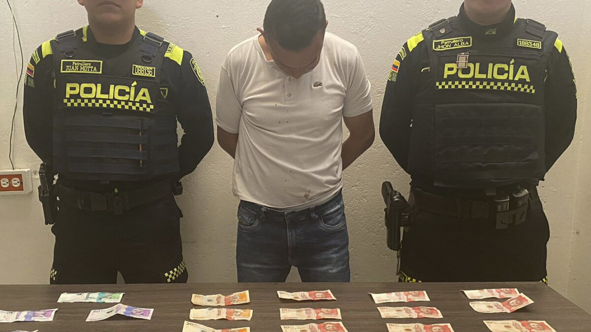 Fue a robar un casino y terminó linchado en Kennedy En un cámara de seguridad quedó el momento en el que un hombre ingresó con cuchillo en mano a un casino en Kennedy e increpó a la empleada del lugar.