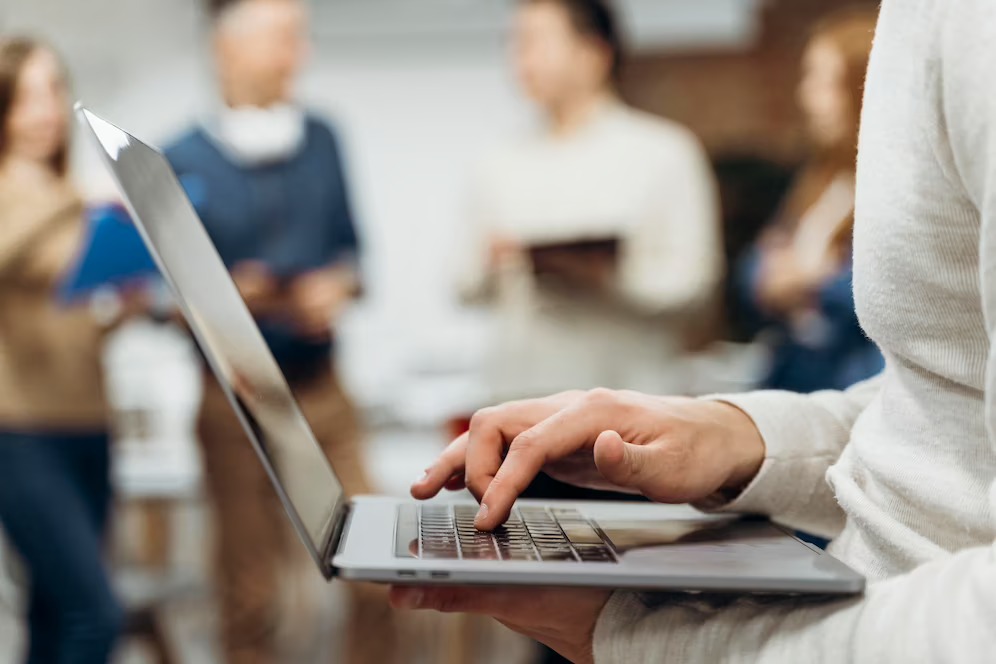 Google y MinTic otorgan 4,000 becas 1 Google y MinTic otorgan 4,000 becas Párele bolas, Google, el Ministerio de las TIC y Colnodo crearon una alianza para entregar 4.000 becas a jóvenes colombianos que busquen el desarrollo profesional en el área de la ciberseguridad. Si bien las becas son para toda la población mayor de edad, se estará priorizando a mujeres, personas con educación superior incompleta y desempleados.