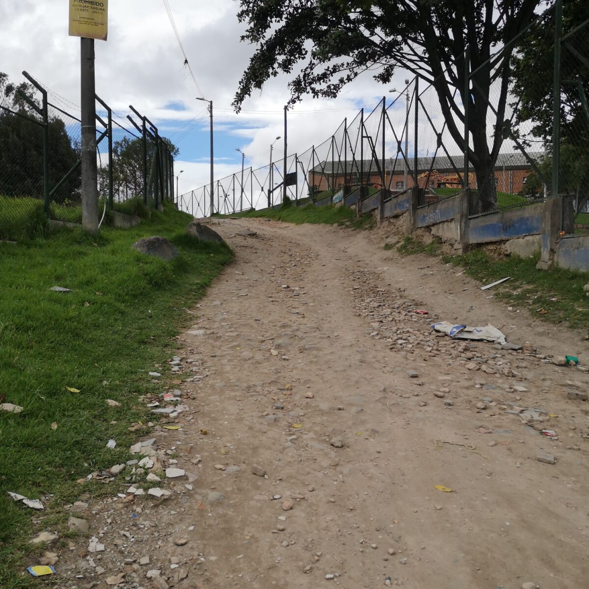 Conmoción en Kennedy tras hallazgo de cadáver con signos de violencia En una de las calles del barrio El Amparo, en Kennedy, las sospechas que levantó un extraño bulto envuelto en sábanas terminaron por confirmarse cuando llegó la Policía, quien confirmó que era un cadáver.