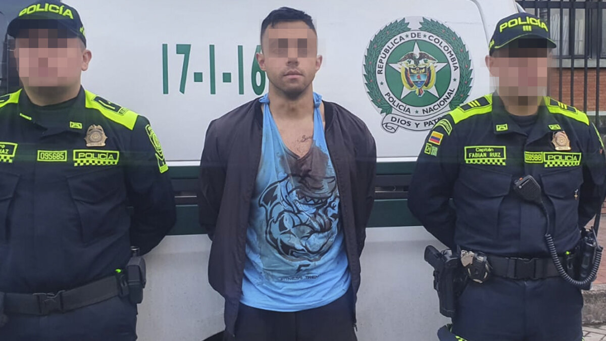 Hombre asesinó al exnovio de su pareja en San Cristóbal 1 Hombre asesinó al exnovio de su pareja en San Cristóbal Este martes, al interior de una vivienda en la localidad de San Cristóbal, se registró una riña con un trágico desenlace, presuntamente un hombre asesinó al exnovio de su pareja. Al parecer el hecho se produjo porque el hoy occiso intentó atacar a la mujer con un arma blanca.